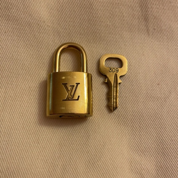 Louis Vuitton Key Lock - Picture 5 of 5